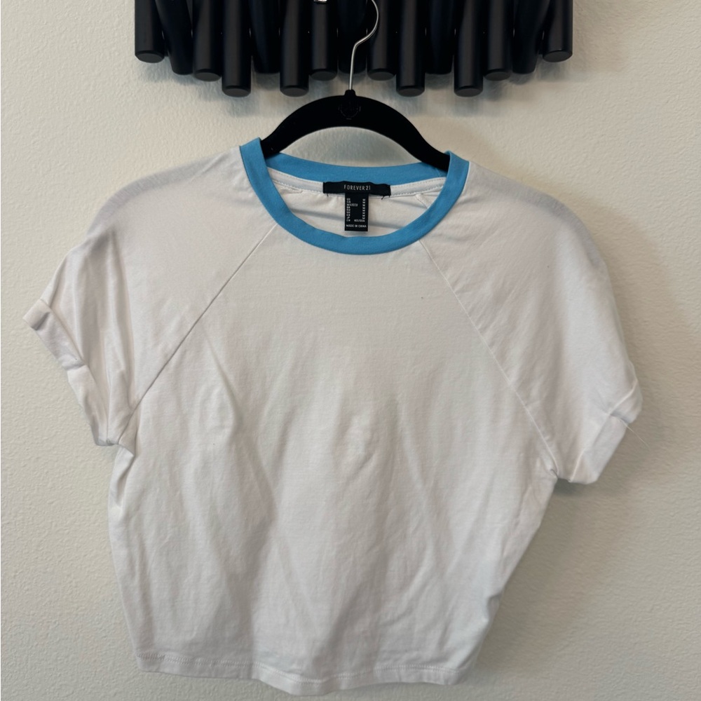 Forever 21 Women's White and Blue Crop Top